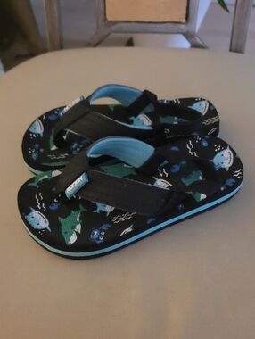 Kid's Shark Print Black & Blue Flip-Flops ❤️